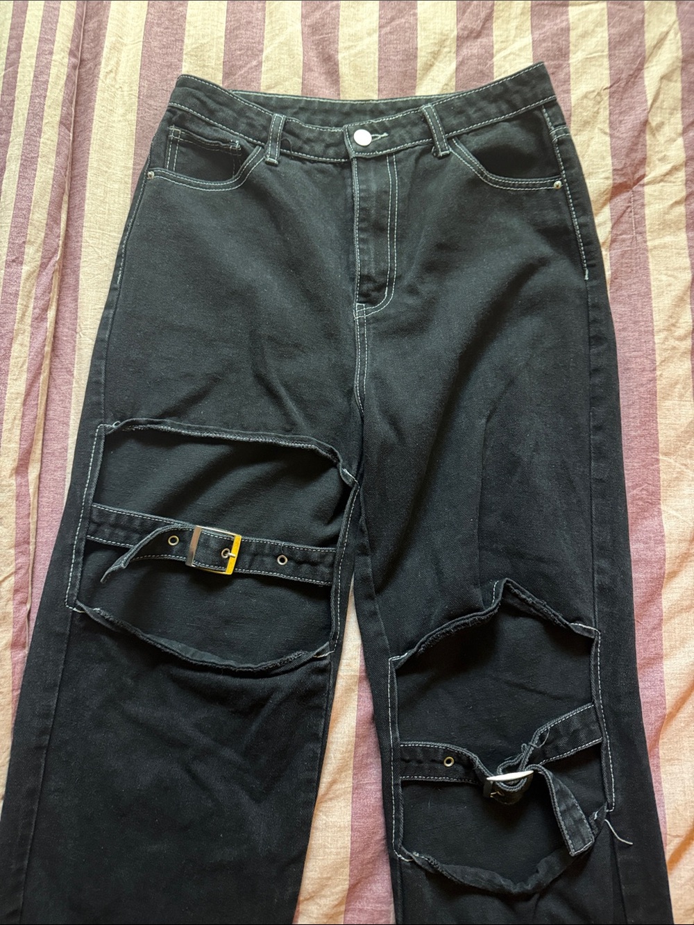 SHEIN Black Straight-Leg Jeans with Cut-Outs and Buckle Details